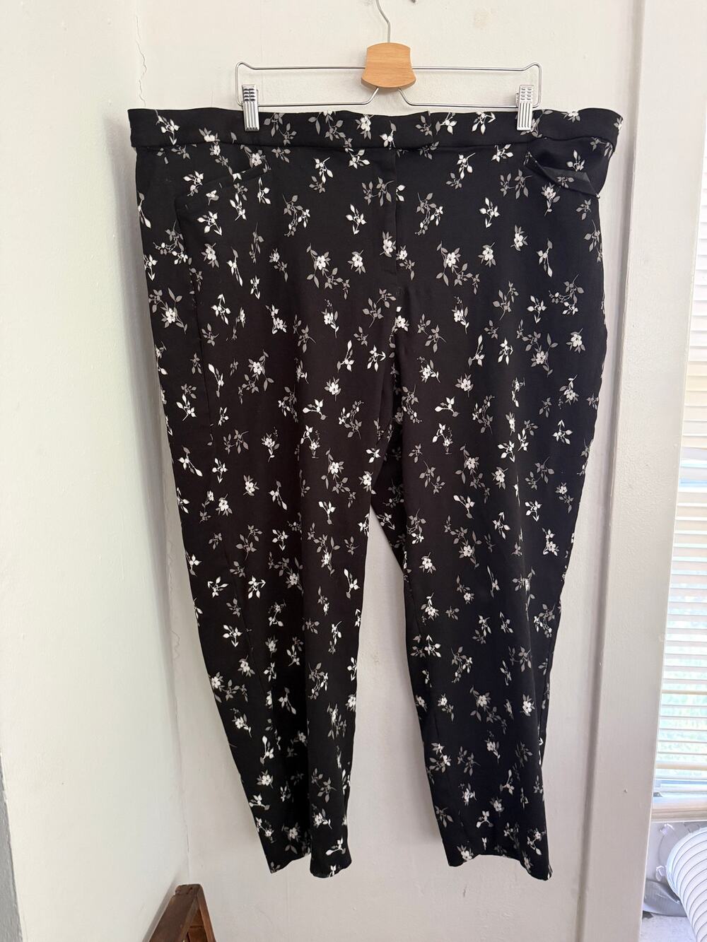Lane Bryant Floral Cropped Pants | Size 28